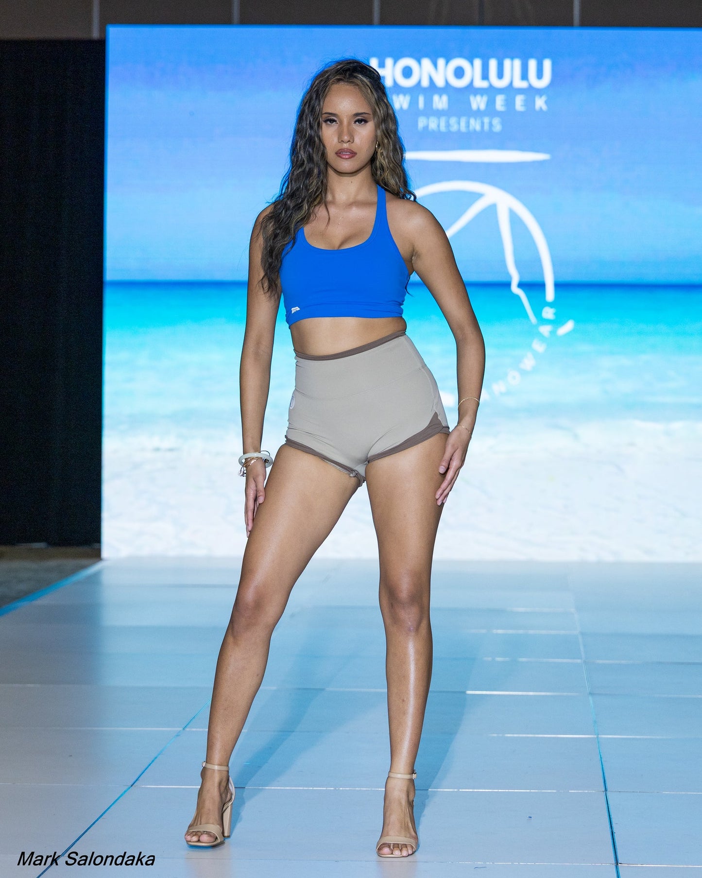 Manō Wear Manō Wear Kaumana workout top with built in sports bra